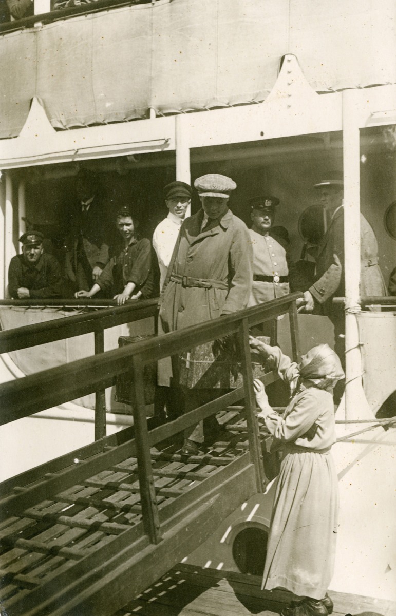 pn_1920_kotiin-Antwerpenista_vuok-raemäntä-vastassa-satamassa